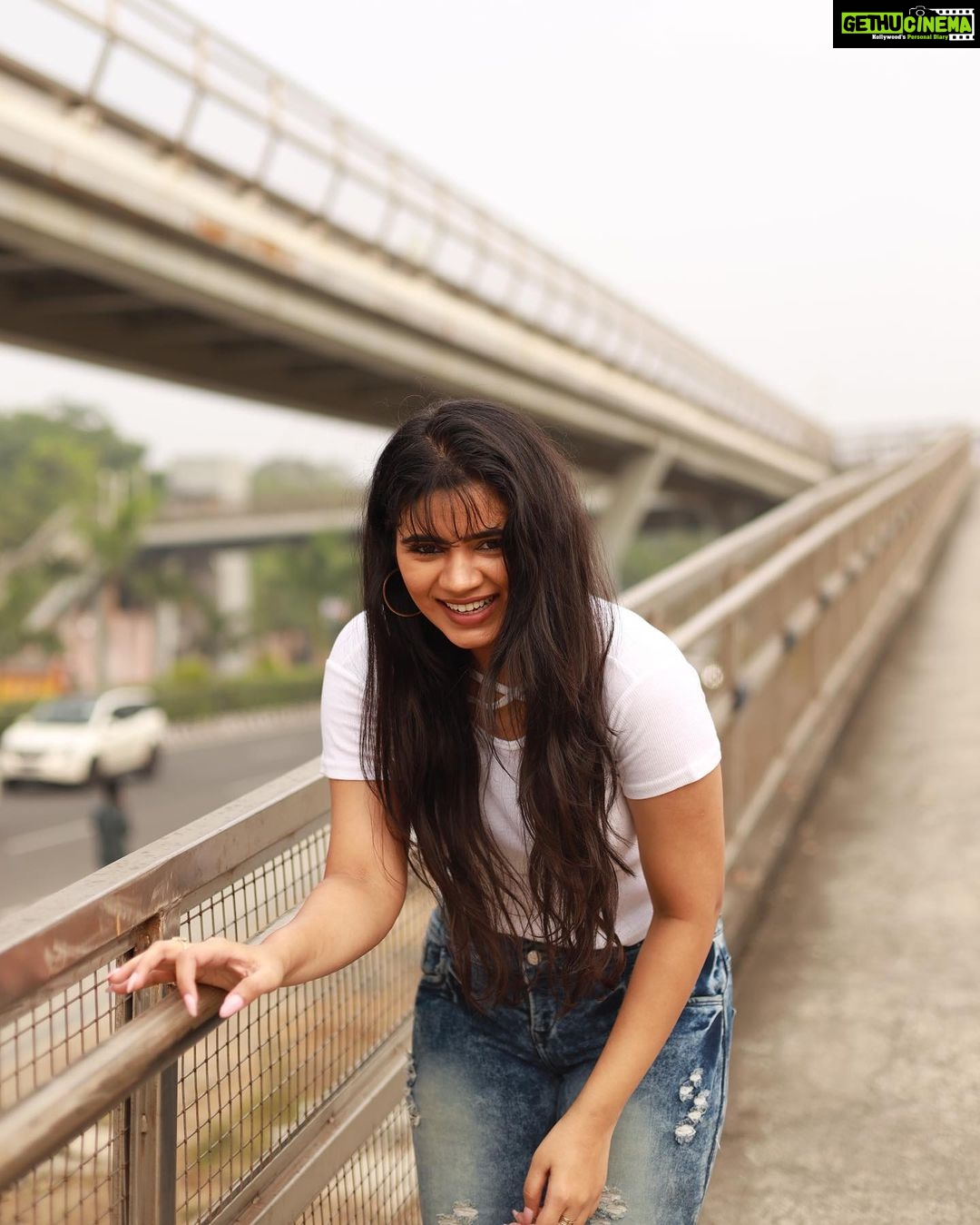 Soundariya Nanjundan Instagram - Exploring ā
ļø . . #streetphotography #chennai . T-shirt- Mumbai Street Shopping Jeans- Commercial Street Bangalore š šø- @bhoopalm_official . #soundariyananjundan #soundariya #nanjundan #soundarya #soundaryananjundan Streets Of Chennai