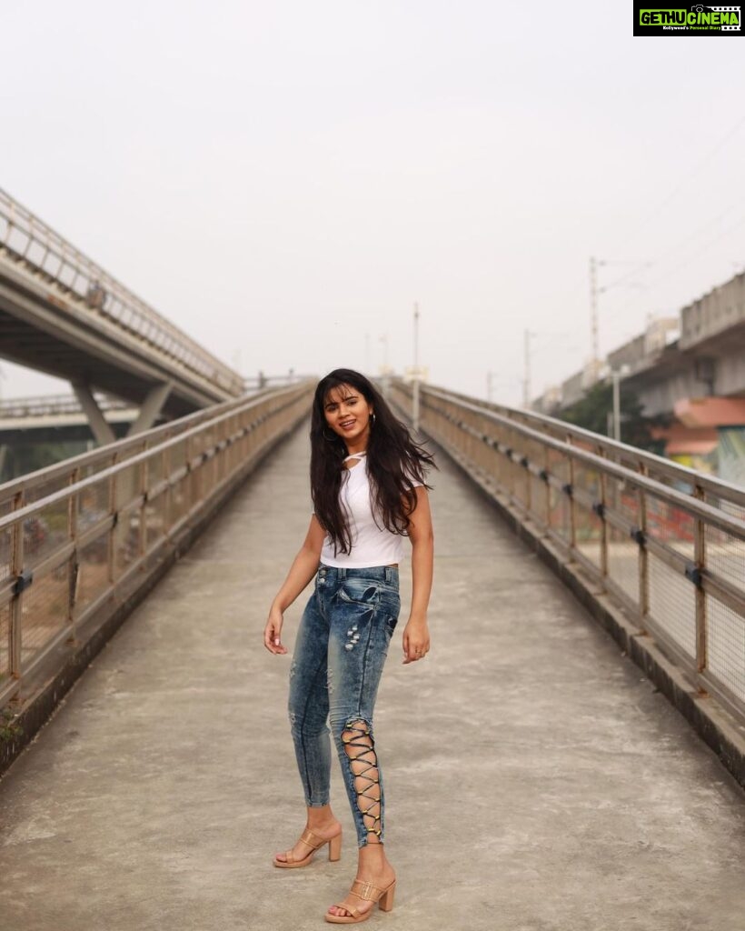 Soundariya Nanjundan Instagram - My Style Is Simple & Classic 🤍 More Of a Jeans & T-shirt Kind Of Girl. . 📷 - @bhoopalm_official . #streetphotography #chennai . T-shirt- Mumbai Street Shopping Jeans- Commercial Street Bangalore 😜 . #soundariyananjundan #soundariya #nanjundan #soundarya #soundaryananjundan Streets Of Chennai