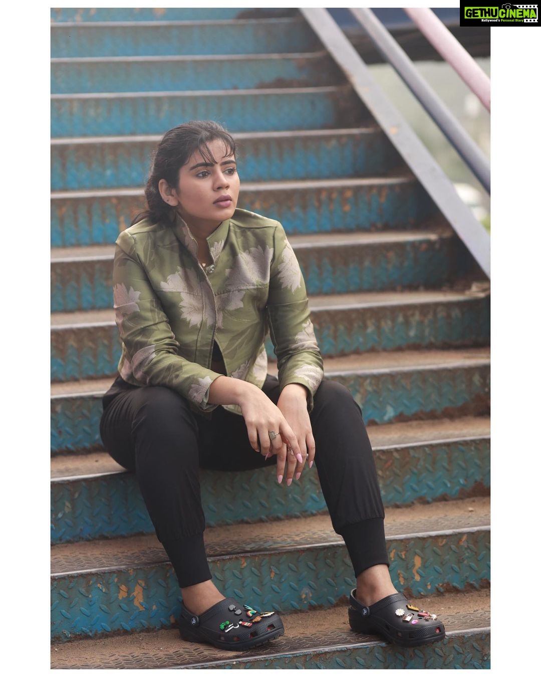 Soundariya Nanjundan Instagram - It's only your confidence with which you can conquer your greatest fear๐ #scarstoyourbeautiful . Styling & Makeover- Me๐๐ปโโ๏ธ Jewel- @viez.in Outfit - @hm ๐ธ- @bhoopalm_official #streetphotography #chennai . #soundariyananjundan #soundariya #nanjundan #soundarya #soundaryananjundan Streets Of Chennai