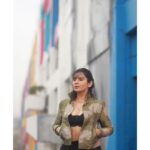Soundariya Nanjundan Instagram - It's only your confidence with which you can conquer your greatest fear💟 #scarstoyourbeautiful . Styling & Makeover- Me💁🏻‍♀️ Jewel- @viez.in Outfit - @hm 📸- @bhoopalm_official #streetphotography #chennai . #soundariyananjundan #soundariya #nanjundan #soundarya #soundaryananjundan Streets Of Chennai