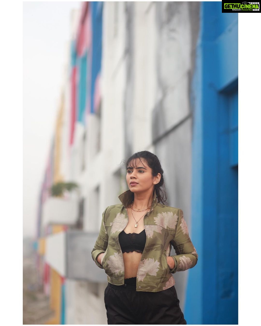 Soundariya Nanjundan Instagram - It's only your confidence with which you can conquer your greatest fear๐ #scarstoyourbeautiful . Styling & Makeover- Me๐๐ปโโ๏ธ Jewel- @viez.in Outfit - @hm ๐ธ- @bhoopalm_official #streetphotography #chennai . #soundariyananjundan #soundariya #nanjundan #soundarya #soundaryananjundan Streets Of Chennai