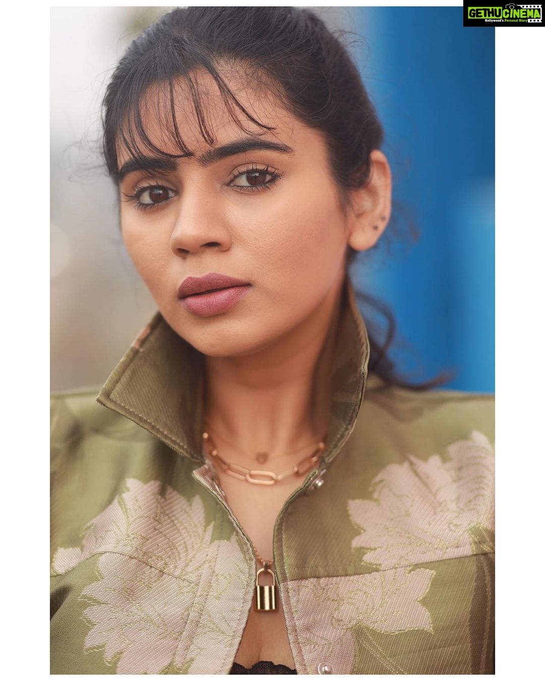 Soundariya Nanjundan Instagram - Attitude and class will always be my first preference🤎 . Styling & Makeover- Me💁🏻♀️ Jewel- @viez.in Jacket- @hm 📸- @bhoopalm_official #streetphotography #chennai . #soundariyananjundan #soundariya #nanjundan #soundarya #soundaryananjundan Streets Of Chennai