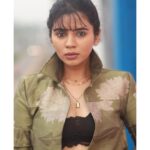 Soundariya Nanjundan Instagram - Attitude and class will always be my first preference🤎 . Styling & Makeover- Me💁🏻‍♀️ Jewel- @viez.in Jacket- @hm 📸- @bhoopalm_official #streetphotography #chennai . #soundariyananjundan #soundariya #nanjundan #soundarya #soundaryananjundan Streets Of Chennai