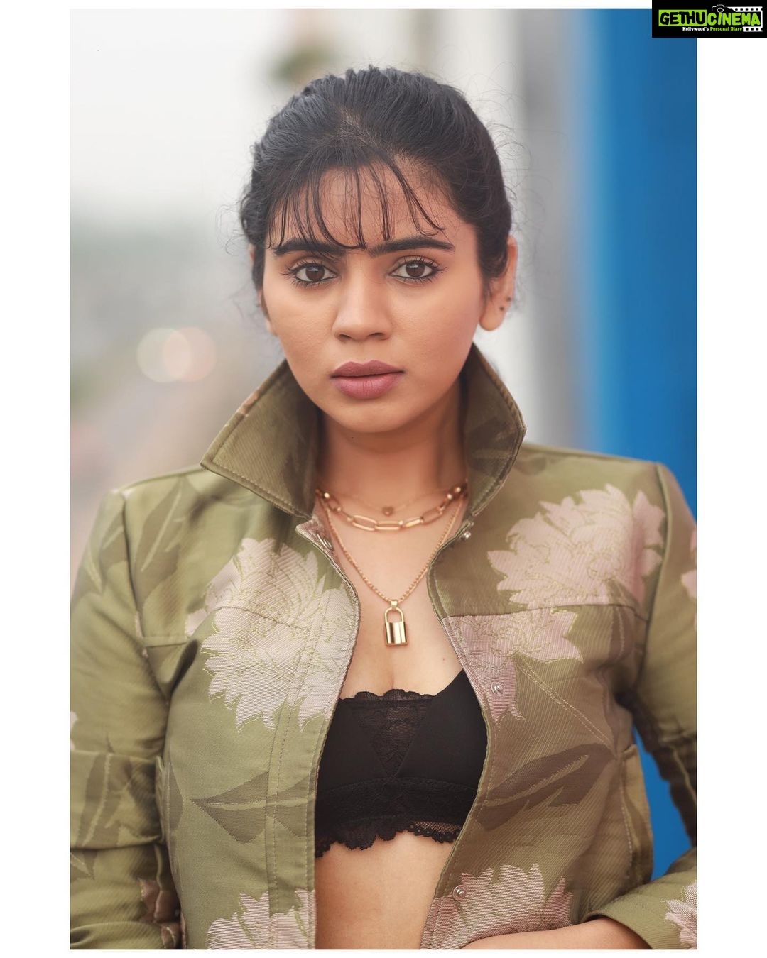 Soundariya Nanjundan Instagram - Attitude and class will always be my first preference🤎 . Styling & Makeover- Me💁🏻♀️ Jewel- @viez.in Jacket- @hm 📸- @bhoopalm_official #streetphotography #chennai . #soundariyananjundan #soundariya #nanjundan #soundarya #soundaryananjundan Streets Of Chennai