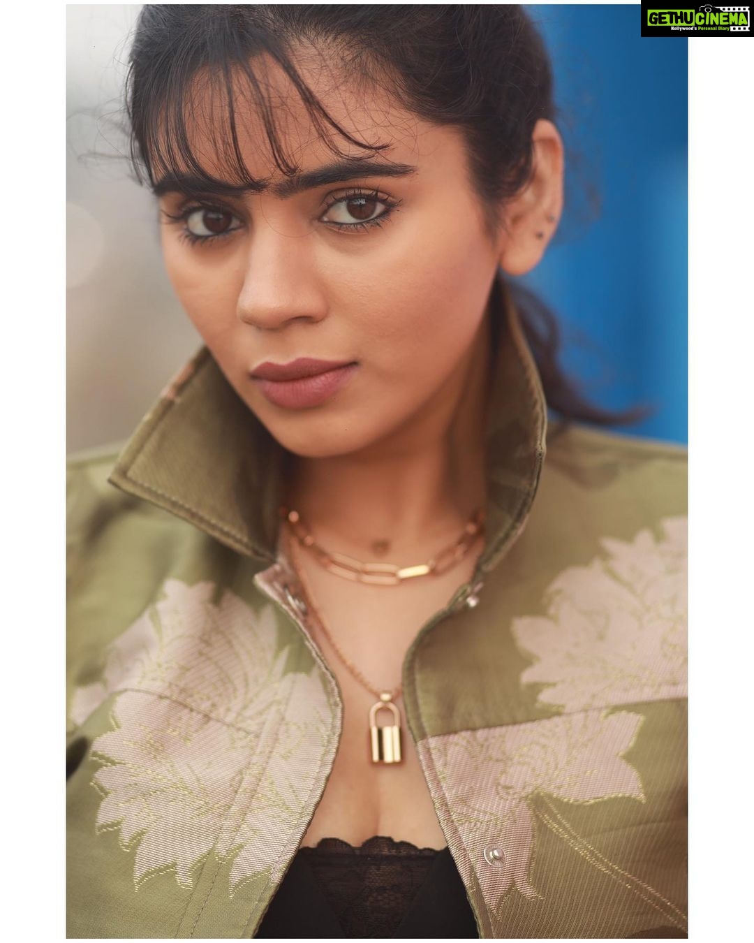 Soundariya Nanjundan Instagram - Attitude and class will always be my first preference🤎 . Styling & Makeover- Me💁🏻♀️ Jewel- @viez.in Jacket- @hm 📸- @bhoopalm_official #streetphotography #chennai . #soundariyananjundan #soundariya #nanjundan #soundarya #soundaryananjundan Streets Of Chennai