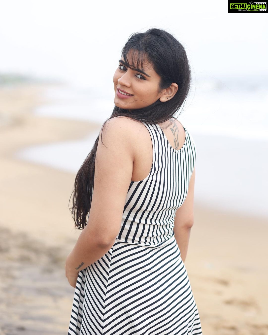 Soundariya Nanjundan Instagram - Getting my daily dose of Vitamin Sea 🌊☀️ . #beach #beachphotography . #soundariyananjundan #soundariya #nanjundan #soundarya #soundaryananjundan Mahabalipuram, Tamil Nadu, India