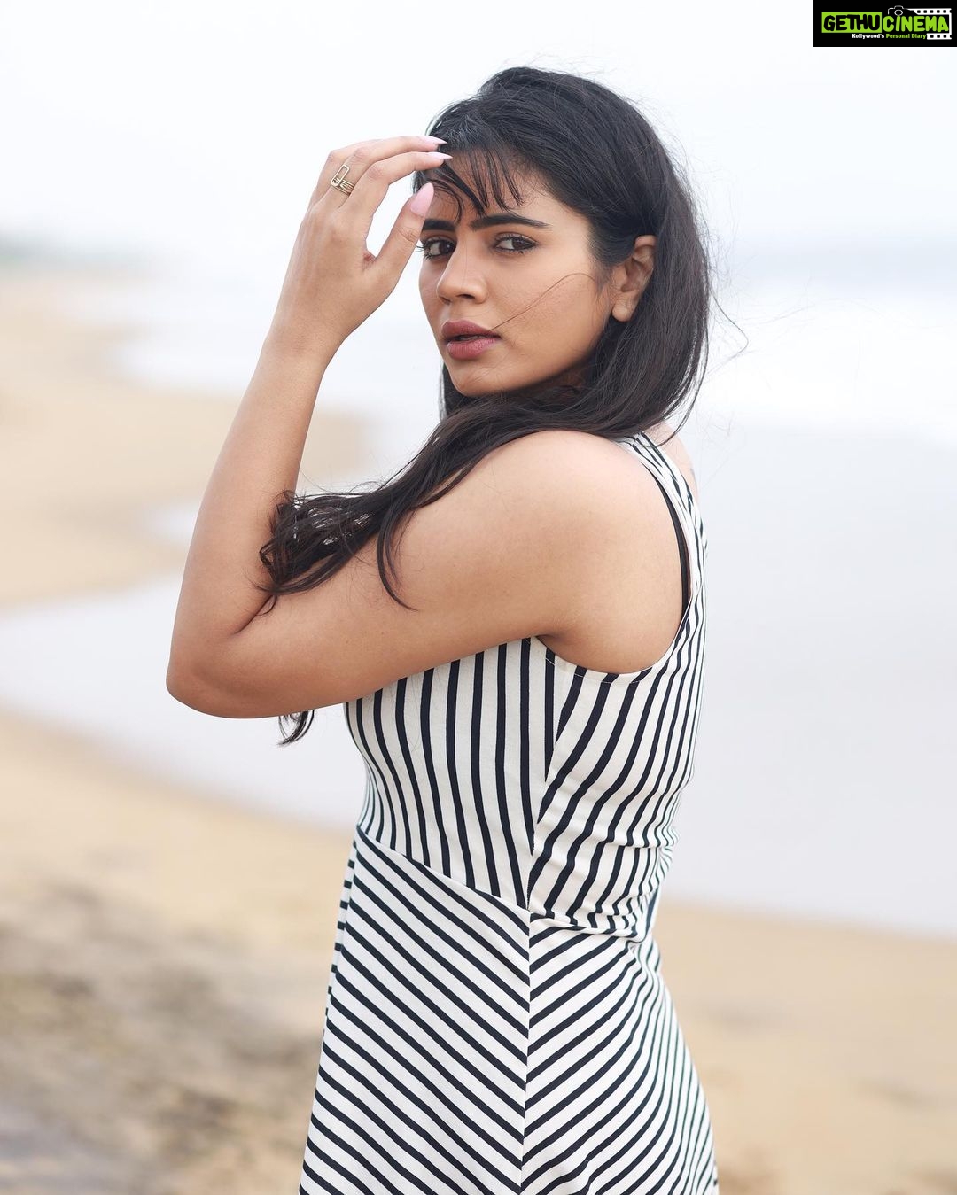 Soundariya Nanjundan Instagram - Getting my daily dose of Vitamin Sea 🌊☀️ . #beach #beachphotography . #soundariyananjundan #soundariya #nanjundan #soundarya #soundaryananjundan Mahabalipuram, Tamil Nadu, India