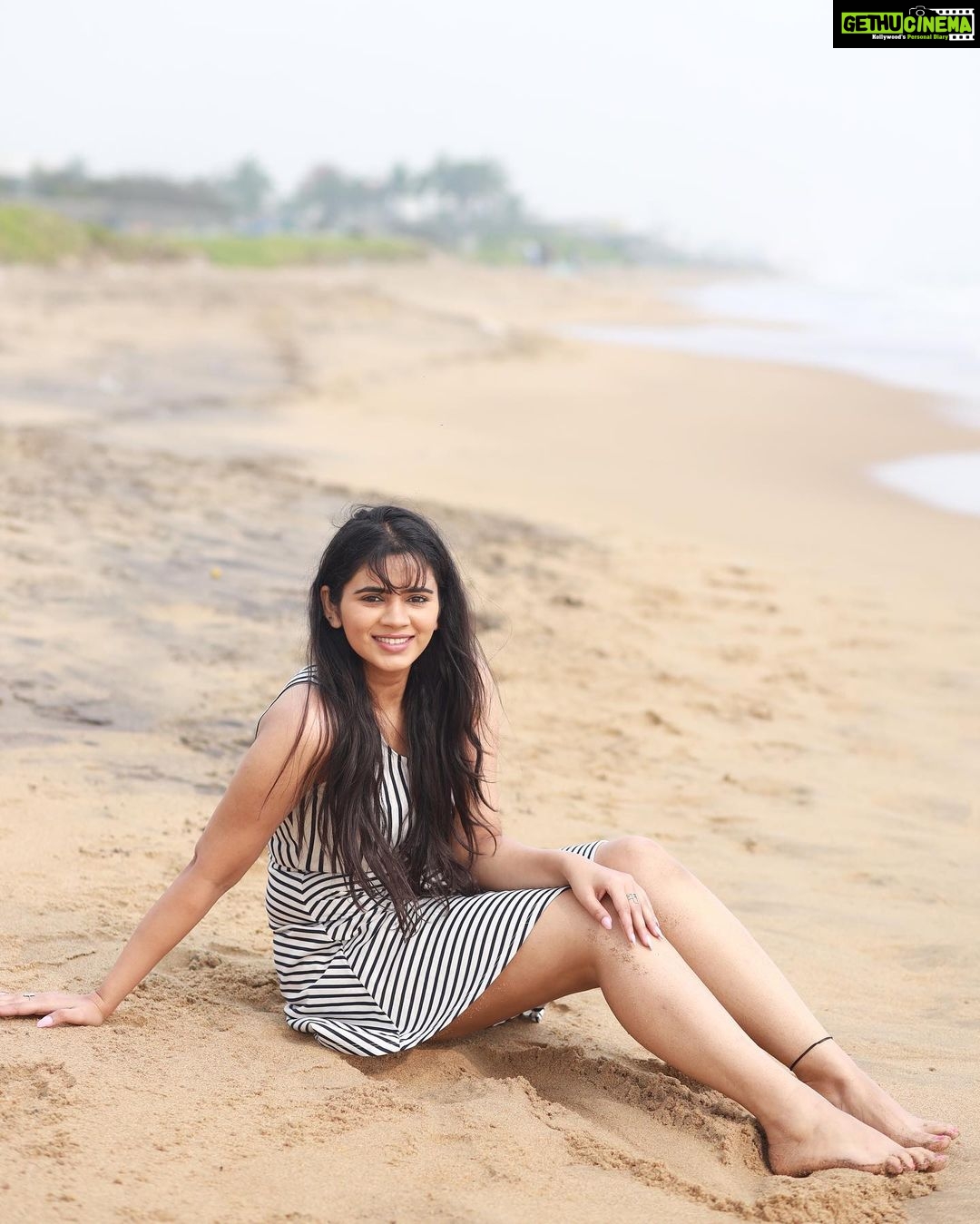 Soundariya Nanjundan Instagram - SKY ABOVE, SAND BELOW, PEACE WITHIN πβ
οΈ . #beach π #beachvibes πΈ- @bhoopalm_official . . #soundariyananjundan #soundariya #nanjundan #soundarya #soundaryananjundan Mahabalipuram, Tamil Nadu, India