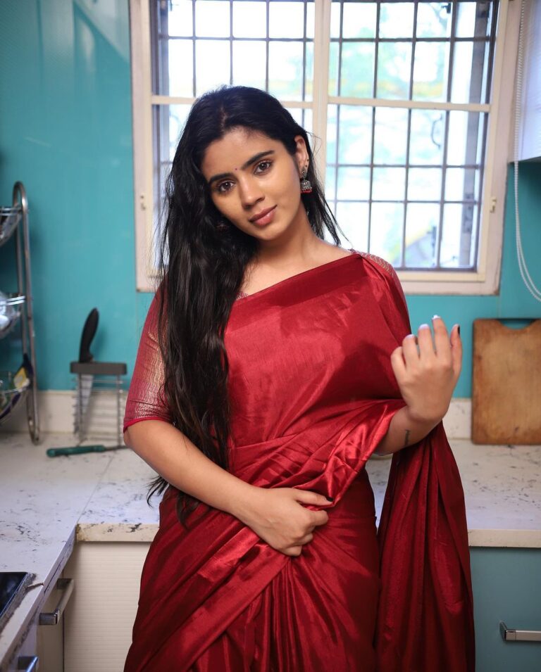 Soundariya Nanjundan Instagram - Perhaps the light is best in your kitchen in the morning 😉☀️ #sareelove #indianwear . Blouse Stitched & Designed By ♥️- @yash_unique05 Saree🌸- @purplestudio.in On Camera 📸 - @bhoopalm_official 🌟 . #soundariyananjundan #soundariya #nanjundan #soundarya #soundaryananjundan Home Sweet Home
