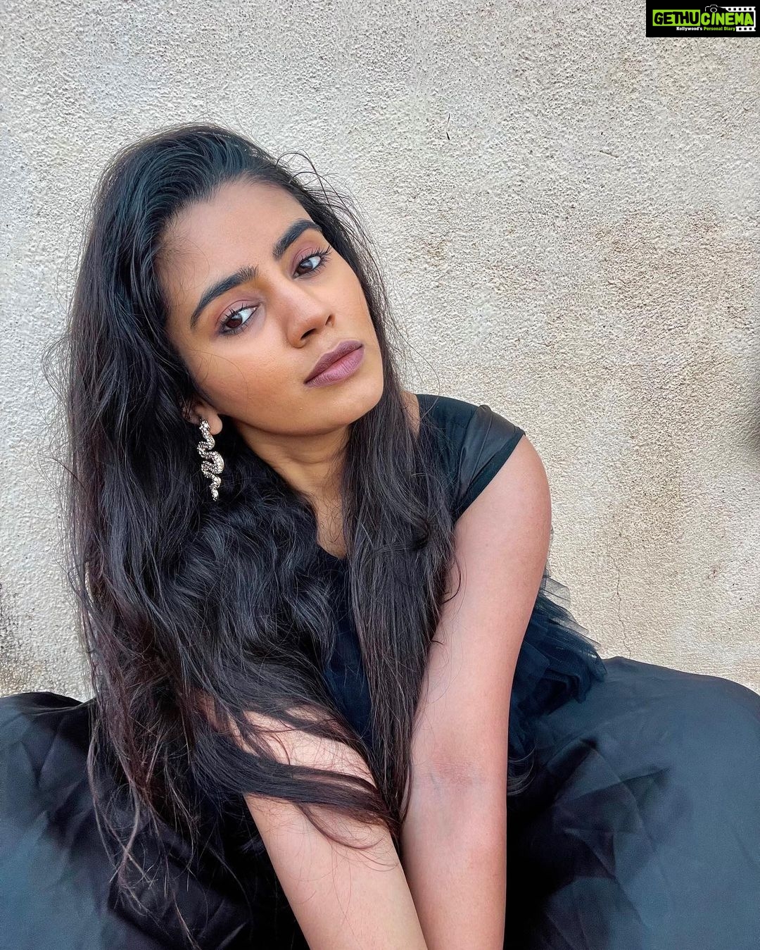 Soundariya Nanjundan Instagram - Mixed with black colour 🖤 . #blacklove #selfportrait 📸 #shotoniphone . Outfit- @honeys.couture . #soundariyananjundan #soundariya #nanjundan #soundarya #soundaryananjundan Black Town