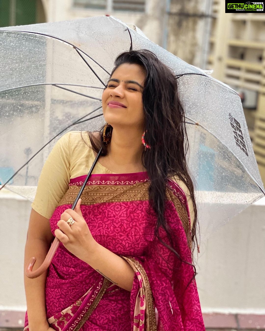Soundariya Nanjundan Instagram - I Find Peace In The Rain ☔️ . Saree - @tamairafashion . #chennairains #sareelove . #soundariyananjundan #soundariya #nanjundan #soundarya #soundaryananjundan Rain Rain Rain