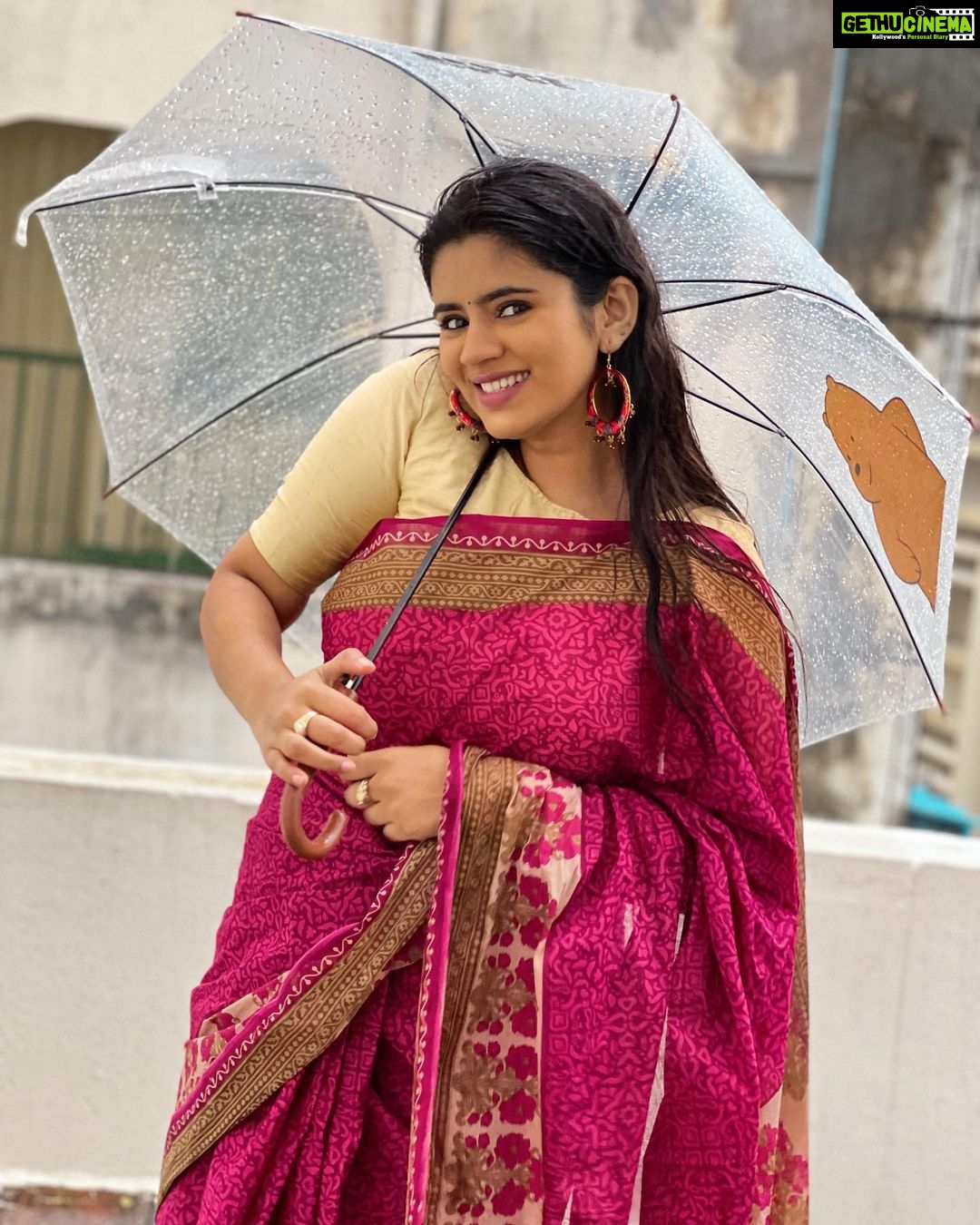 Soundariya Nanjundan Instagram - I Find Peace In The Rain ☔️ . Saree - @tamairafashion . #chennairains #sareelove . #soundariyananjundan #soundariya #nanjundan #soundarya #soundaryananjundan Rain Rain Rain