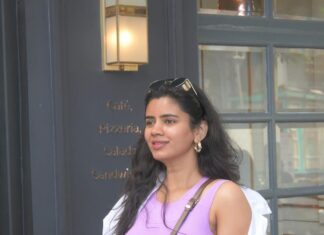 Soundariya Nanjundan Instagram - Bangalore is a very calm and beautiful place and is full of positive energy💜 . #bangalore #churchstreet . . #ootd 🧥 Shirt - @hm Jeans - @instorefashions 💼- @shubajagan Sports crop top - @hm . . 📍- #bangalore . . . . #soundariyananjundan #chennai #kannadiga #soundariya #actress #tamilcinema #model #performer #actor #tamilnadu #bangalore #cinema #modellife #kollywood #soundarya #soundaryananjundan #modelling #fashion #actorslife #outfitoftheday #ootdfashion #reels #reelsinstagram #photo #photographer #camera #lifestyle #fashionblogger Bangalore, India