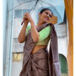 Soundariya Nanjundan Instagram - மழை துளிகள் 🌧 . . Saree & blouse- @purp.le_passion #chennairains #sareelove . #soundariyananjundan #soundariya #nanjundan #soundarya #soundaryananjundan Chennai, India
