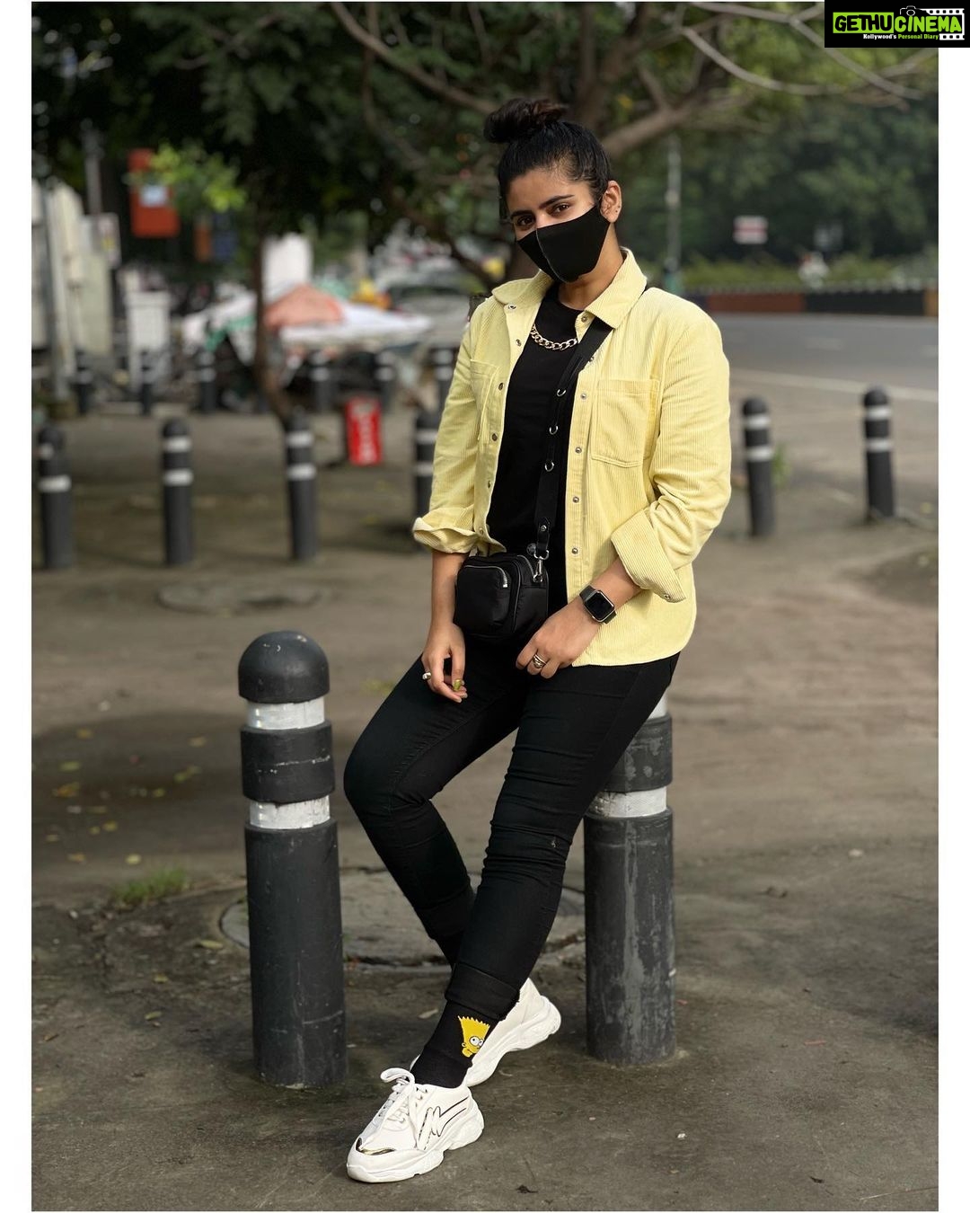 Soundariya Nanjundan Instagram - THe BeGInnInG Of a wonDerfuL and very PrODUCTIve weeK 🌞 #streetstyle #shotoniphone Don't mind my hand 😂 . Shoe 👟- @trend_xpress . . #soundariyananjundan #soundariya #nanjundan #soundarya #soundaryananjundan Chennai, India