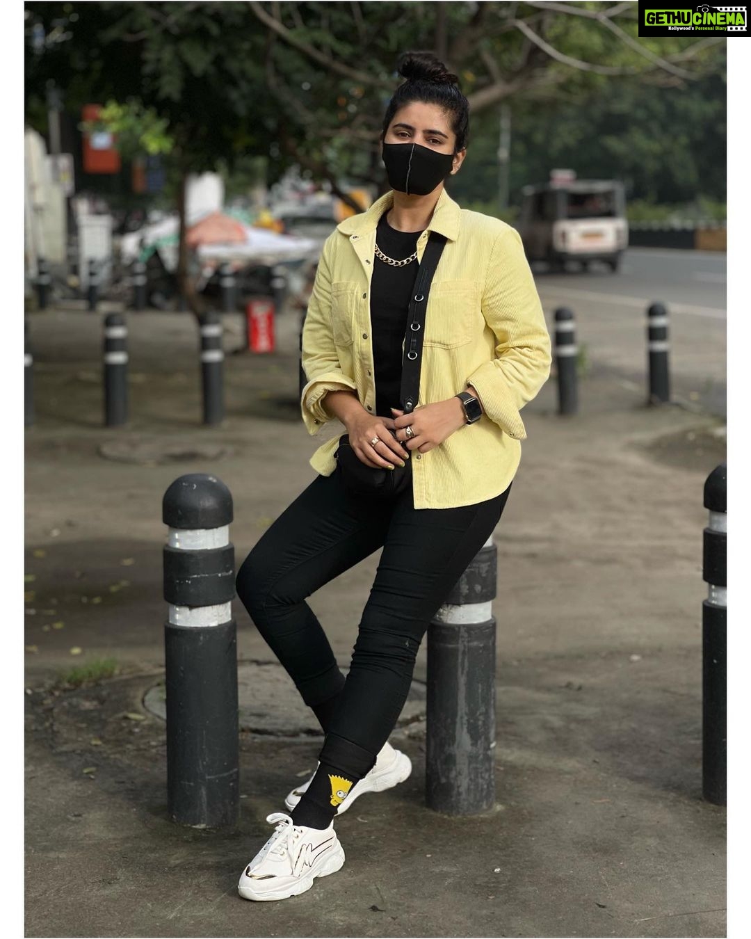 Soundariya Nanjundan Instagram - THe BeGInnInG Of a wonDerfuL and very PrODUCTIve weeK 🌞 #streetstyle #shotoniphone Don't mind my hand 😂 . Shoe 👟- @trend_xpress . . #soundariyananjundan #soundariya #nanjundan #soundarya #soundaryananjundan Chennai, India