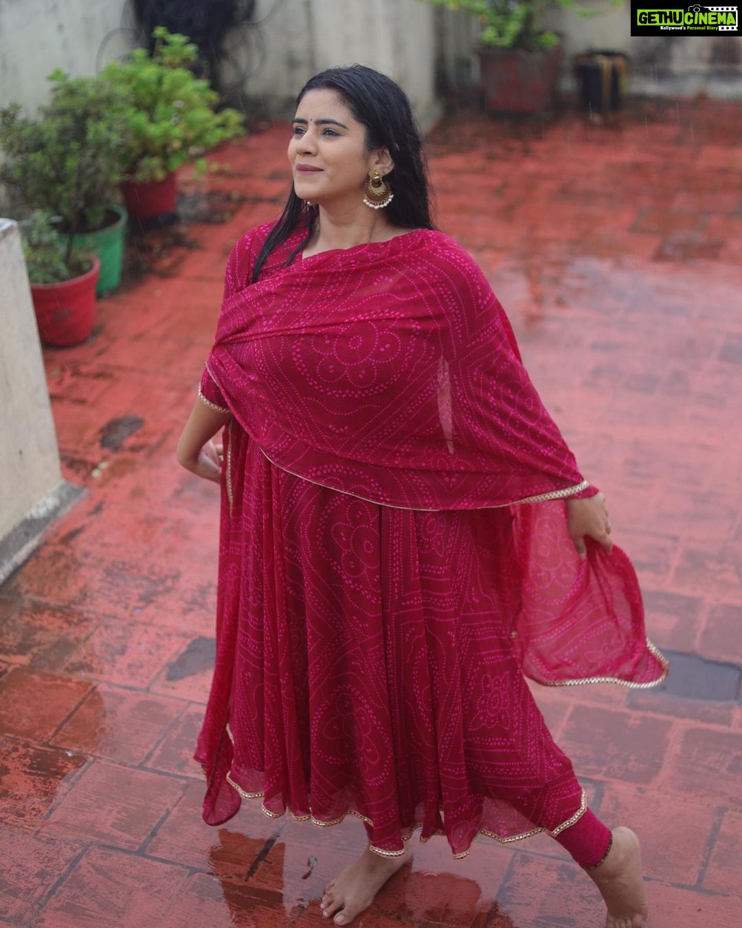 Soundariya Nanjundan Instagram - மழை துளிகள் 🌧💦.. . #chennairains . Outfit- @instorefashions 📸- @bhoopalm_official . #soundariyananjundan #soundariya #nanjundan #soundarya #soundaryananjundan Chennai, India