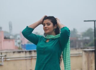Soundariya Nanjundan Instagram - சிறிய நேர மழையில் மனமும் கூட நனைந்தது 🌧.. . #chennairains . Outfit- @instorefashions 📸- @bhoopalm_official Chennai, India