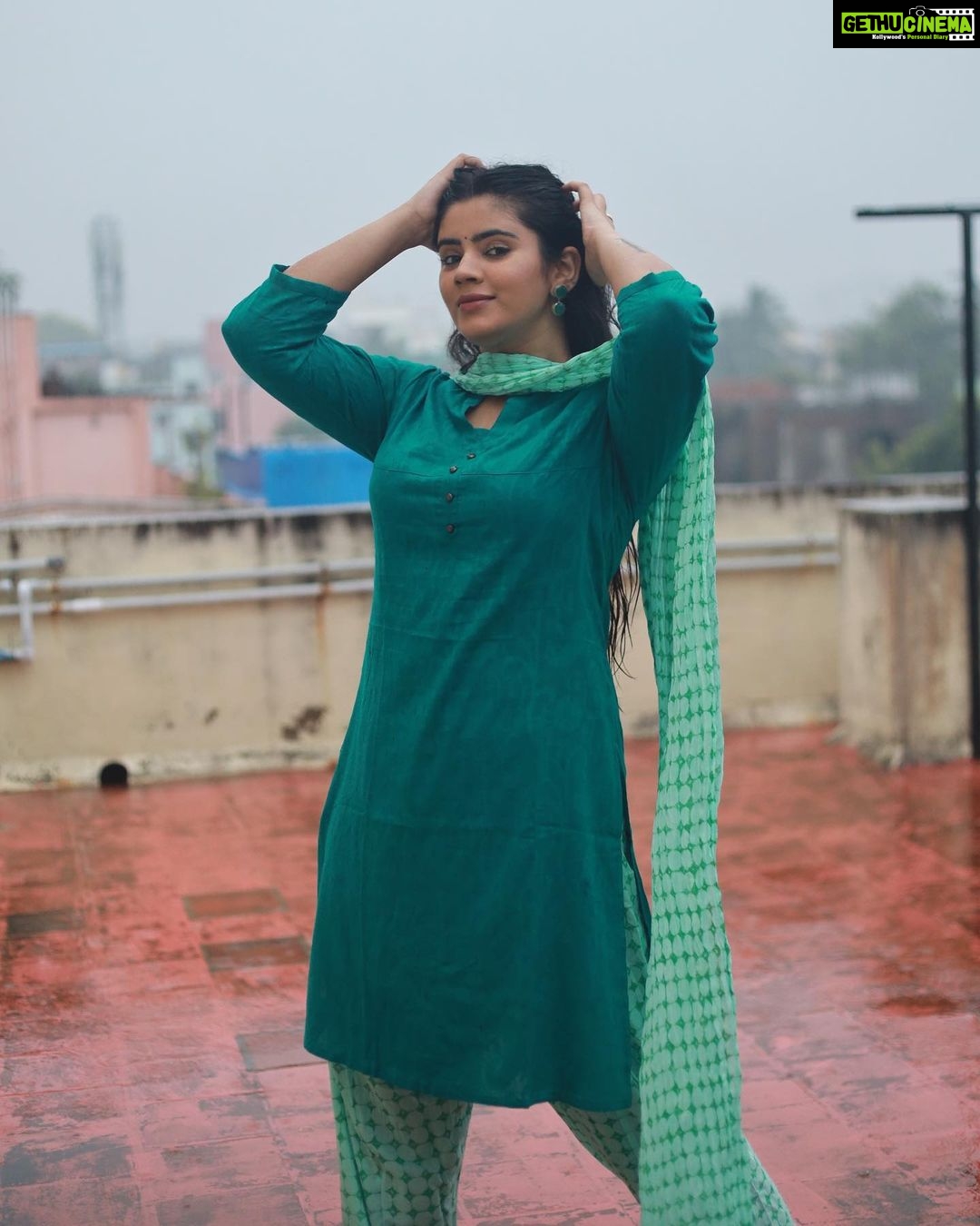 Soundariya Nanjundan Instagram - சிறிய நேர மழையில் மனமும் கூட நனைந்தது 🌧.. . #chennairains . Outfit- @instorefashions 📸- @bhoopalm_official Chennai, India