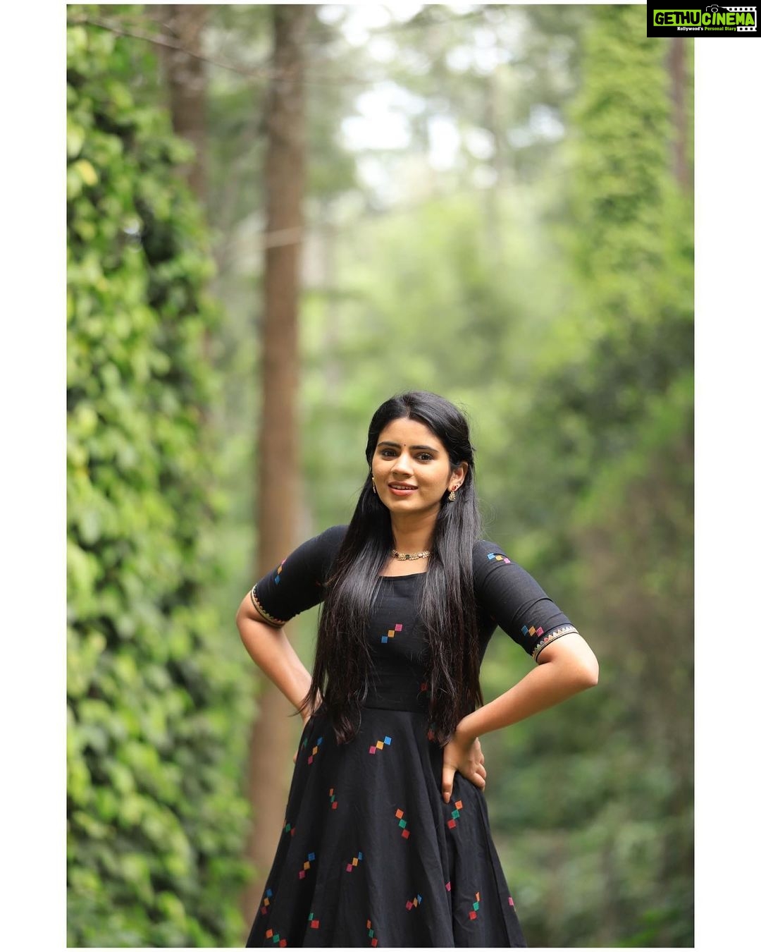 Soundariya Nanjundan Instagram - Love Every Black ๐ค . Outfits- @instorefashions ๐ธ - @bhoopalm_official Jewellery- @made_for_hers Location- @sparsa_resorts . #soundariyananjundan #soundariya #nanjundan #soundarya #soundaryananjundan Sparsa Resorts