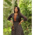 Soundariya Nanjundan Instagram - Love Every Black 🖤 . Outfits- @instorefashions 📸 - @bhoopalm_official Jewellery- @made_for_hers Location- @sparsa_resorts . #soundariyananjundan #soundariya #nanjundan #soundarya #soundaryananjundan Sparsa Resorts