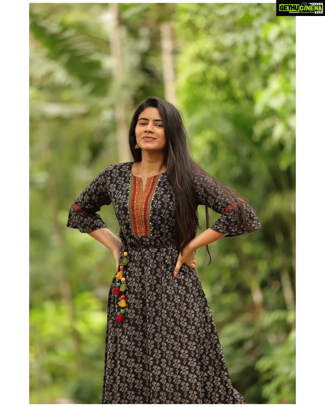 Soundariya Nanjundan Instagram - Love Every Black ๐ค . Outfits- @instorefashions ๐ธ - @bhoopalm_official Jewellery- @made_for_hers Location- @sparsa_resorts . #soundariyananjundan #soundariya #nanjundan #soundarya #soundaryananjundan Sparsa Resorts