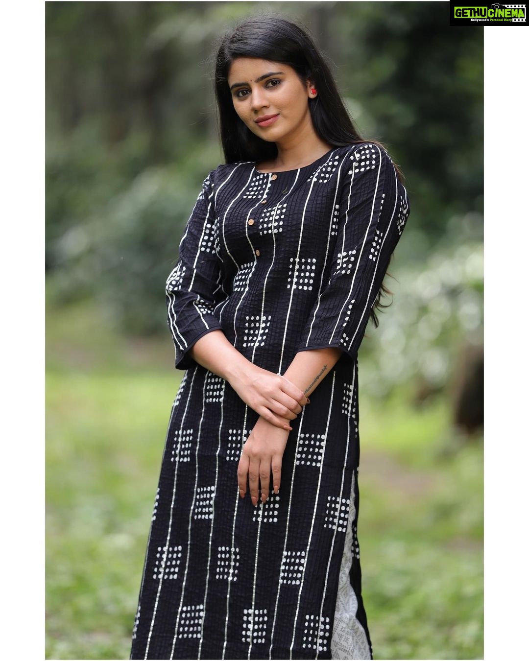Soundariya Nanjundan Instagram - Love Every Black ๐ค . Outfits- @instorefashions ๐ธ - @bhoopalm_official Jewellery- @made_for_hers Location- @sparsa_resorts . #soundariyananjundan #soundariya #nanjundan #soundarya #soundaryananjundan Sparsa Resorts