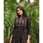 Soundariya Nanjundan Instagram - Love Every Black 🖤 . Outfits- @instorefashions 📸 - @bhoopalm_official Jewellery- @made_for_hers Location- @sparsa_resorts . #soundariyananjundan #soundariya #nanjundan #soundarya #soundaryananjundan Sparsa Resorts
