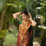 Soundariya Nanjundan Instagram - Enough already with the hand on the head pose all the time 😆 . Team 🌺 Makeup& Hair- @bridal_makeup_artist_pushpa Photography- @george_ferna_photography Blouse - @sajna_bridal_wear_designer Location- @avmgardens . . . #indianwear #saree #bride . #soundariyananjundan #soundariya #nanjundan #soundarya #soundaryananjundan AVM Gardens
