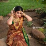 Soundariya Nanjundan Instagram - Enough already with the hand on the head pose all the time 😆 . Team 🌺 Makeup& Hair- @bridal_makeup_artist_pushpa Photography- @george_ferna_photography Blouse - @sajna_bridal_wear_designer Location- @avmgardens . . . #indianwear #saree #bride . #soundariyananjundan #soundariya #nanjundan #soundarya #soundaryananjundan AVM Gardens
