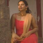 Soundariya Nanjundan Instagram - Golden hour of magical light ✨🌞 #happyayudhapooja #ayudhapooja . ☀️ goldenhoursarehappyhours . /nomakeup /bareface . Shot on @nikonindiaofficial Jewelry- @gaanafashion Outfit- @tina_couture1607 📸- @bhoopalm_official . . . . . . . . . #soundariyananjundan #chennai #kannadiga #soundariya #actress #tamilcinema #model #performer #actor #tamilnadu #bangalore #cinema #modellife #kollywood #soundarya #soundaryananjundan #modelling #fashion #actorslife #outfitoftheday #ootdfashion #reels #reelsinstagram #photo #photographer #camera #lifestyle #fashionblogger Tamilnadu,India