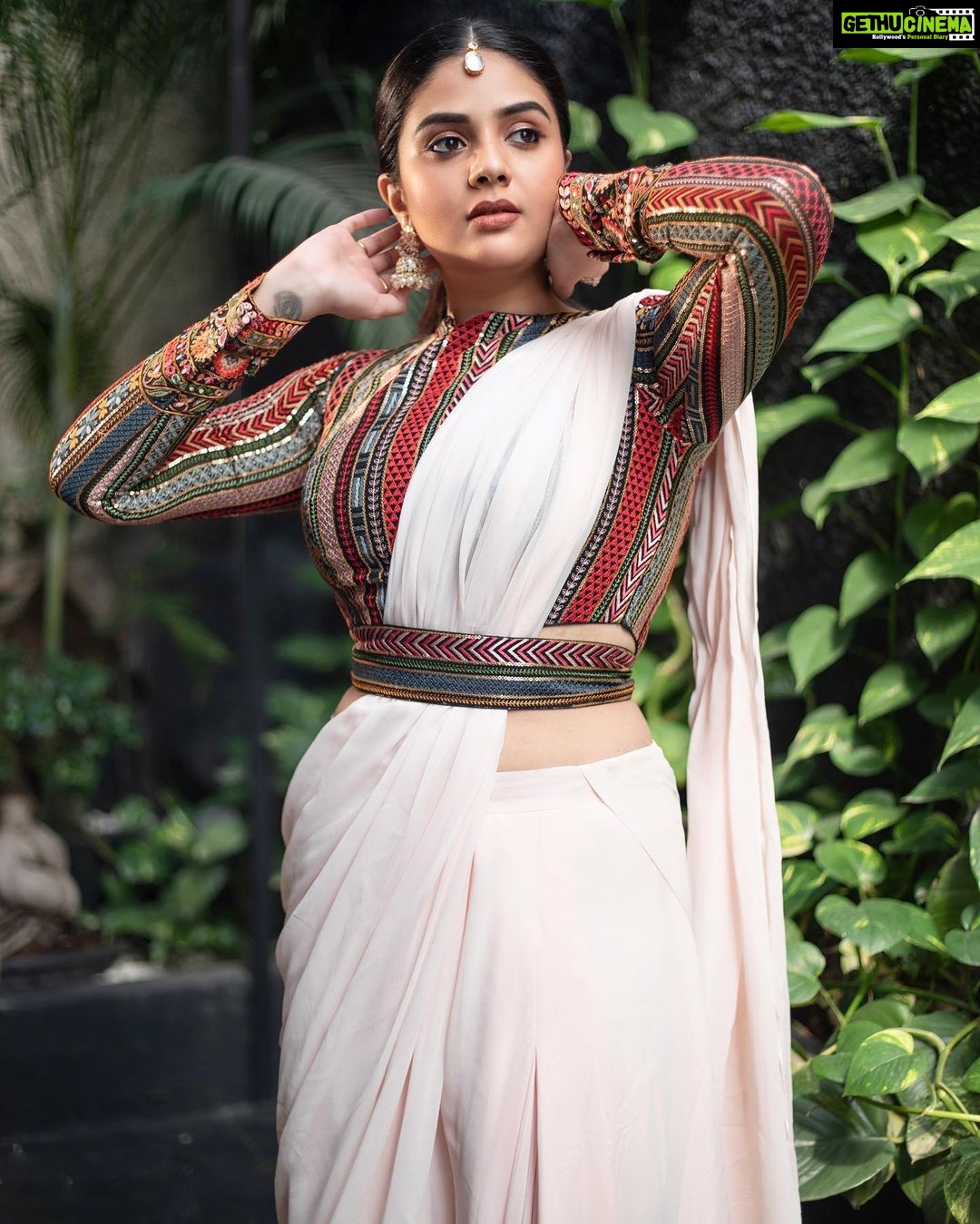 Sreemukhi Instagram - Aadivaaram with star maa parivaaram! ✨ On @starmaa every Sunday at 11 am! ✨ Styled by @greeshma_krishna.k Outfit - @maghuva.studio Earrings - @yuvi_collections PC @chinthuu_klicks Make up @nookesh.malla Hair @mahi_brand_ #sreemukhi #starmaa #aadivaaramwithstarmaaparivaaram #styledbygkk