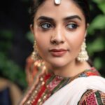 Sreemukhi Instagram - Aadivaaram with star maa parivaaram! ✨ On @starmaa every Sunday at 11 am! ✨ Styled by @greeshma_krishna.k Outfit - @maghuva.studio Earrings - @yuvi_collections PC @chinthuu_klicks Make up @nookesh.malla Hair @mahi_brand_ #sreemukhi #starmaa #aadivaaramwithstarmaaparivaaram #styledbygkk