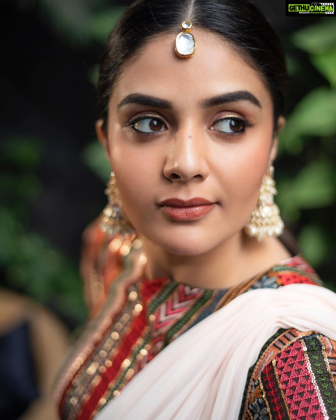 Sreemukhi Instagram - Aadivaaram with star maa parivaaram! ✨ On @starmaa every Sunday at 11 am! ✨ Styled by @greeshma_krishna.k Outfit - @maghuva.studio Earrings - @yuvi_collections PC @chinthuu_klicks Make up @nookesh.malla Hair @mahi_brand_ #sreemukhi #starmaa #aadivaaramwithstarmaaparivaaram #styledbygkk