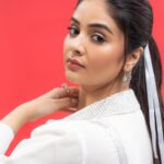 Sreemukhi Instagram - Dance ikon ✨ On @ahavideoin ✨ @oak_entertainments Styled by @greeshma_krishna.k PC @chinthuu_klicks Make up @nookesh.malla Hair - @mahi_brand_ #sreemukhi #danceikon #aha #oakentertainments #styledbygkk