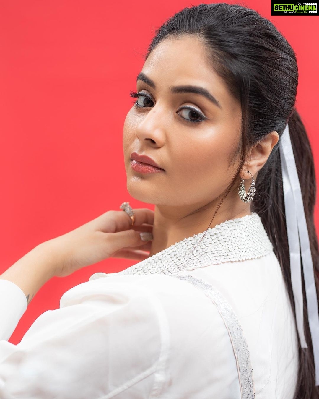 Sreemukhi Instagram - Dance ikon ✨ On @ahavideoin ✨ @oak_entertainments Styled by @greeshma_krishna.k PC @chinthuu_klicks Make up @nookesh.malla Hair - @mahi_brand_ #sreemukhi #danceikon #aha #oakentertainments #styledbygkk