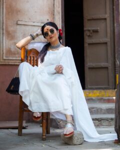 Sreemukhi Instagram - Gangubai is an emotion! ✨ Mr.&Mrs. On @etvtelugu2708 @gnapikaentertainments ✨ Styled by @greeshma_krishna.k Outfit @thefrillsandbows Jewellery @yuvi_collections PC @chinthuu_klicks Makeup @nookesh.malla Hair @mahi_brand_ #sreemukhi #mr.&mrs #etv #gnapikaentertainments #styledbygkk