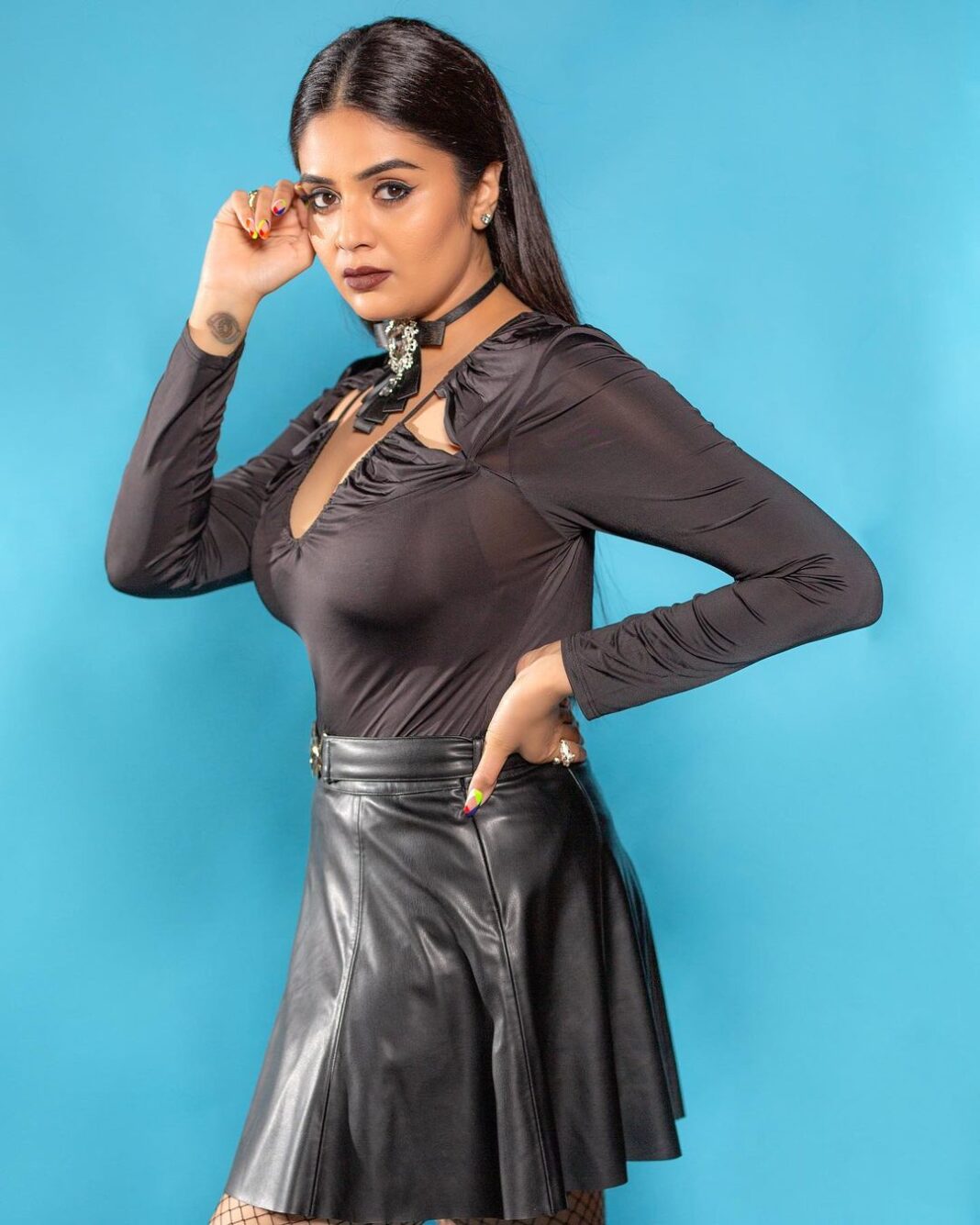 Sreemukhi Instagram - Dance ikon ✨ On @ahavideoin ✨ @oak_entertainments Styled by @greeshma_krishna.k PC @chinthuu_klicks Make up @nookesh.malla Hair - @mahi_brand_ #sreemukhi #danceikon #aha #oakentertainments #styledbygkk
