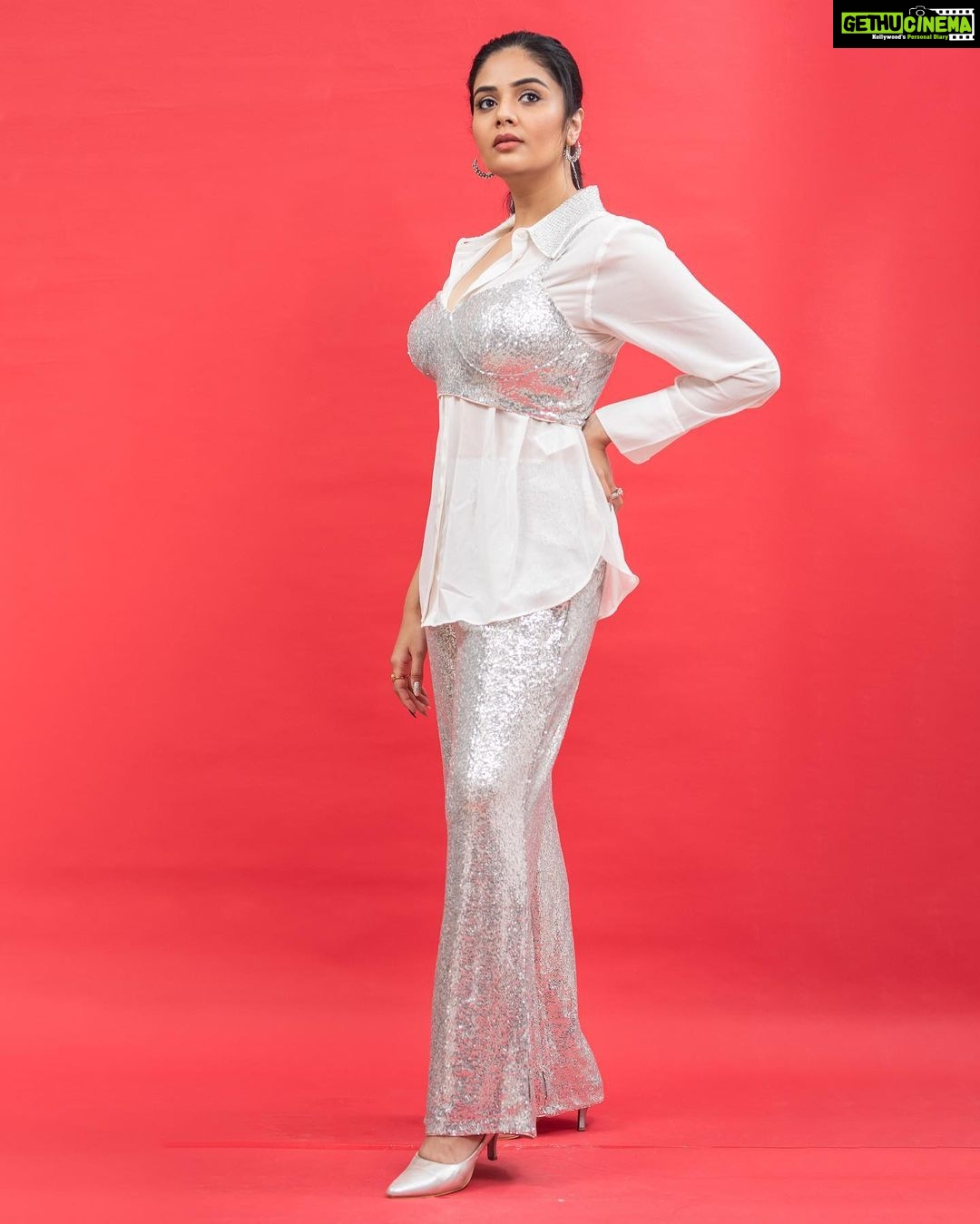 Sreemukhi Instagram - Dance ikon ✨ On @ahavideoin ✨ @oak_entertainments Styled by @greeshma_krishna.k PC @chinthuu_klicks Make up @nookesh.malla Hair - @mahi_brand_ #sreemukhi #danceikon #aha #oakentertainments #styledbygkk
