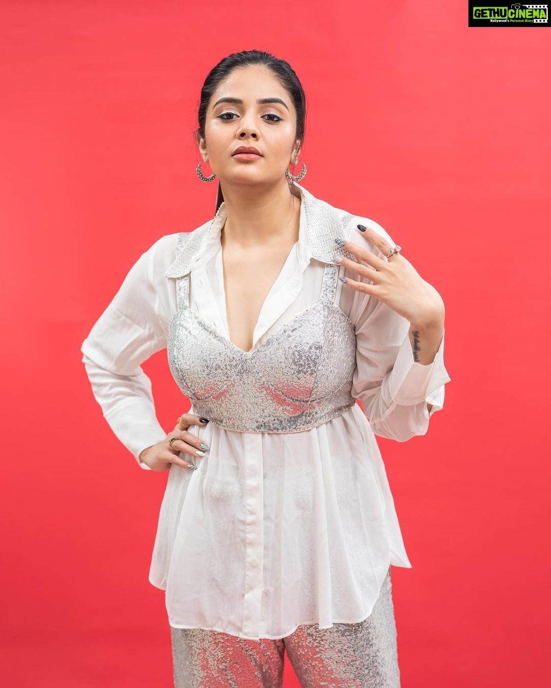 Sreemukhi Instagram - Dance ikon ✨ On @ahavideoin ✨ @oak_entertainments Styled by @greeshma_krishna.k PC @chinthuu_klicks Make up @nookesh.malla Hair - @mahi_brand_ #sreemukhi #danceikon #aha #oakentertainments #styledbygkk