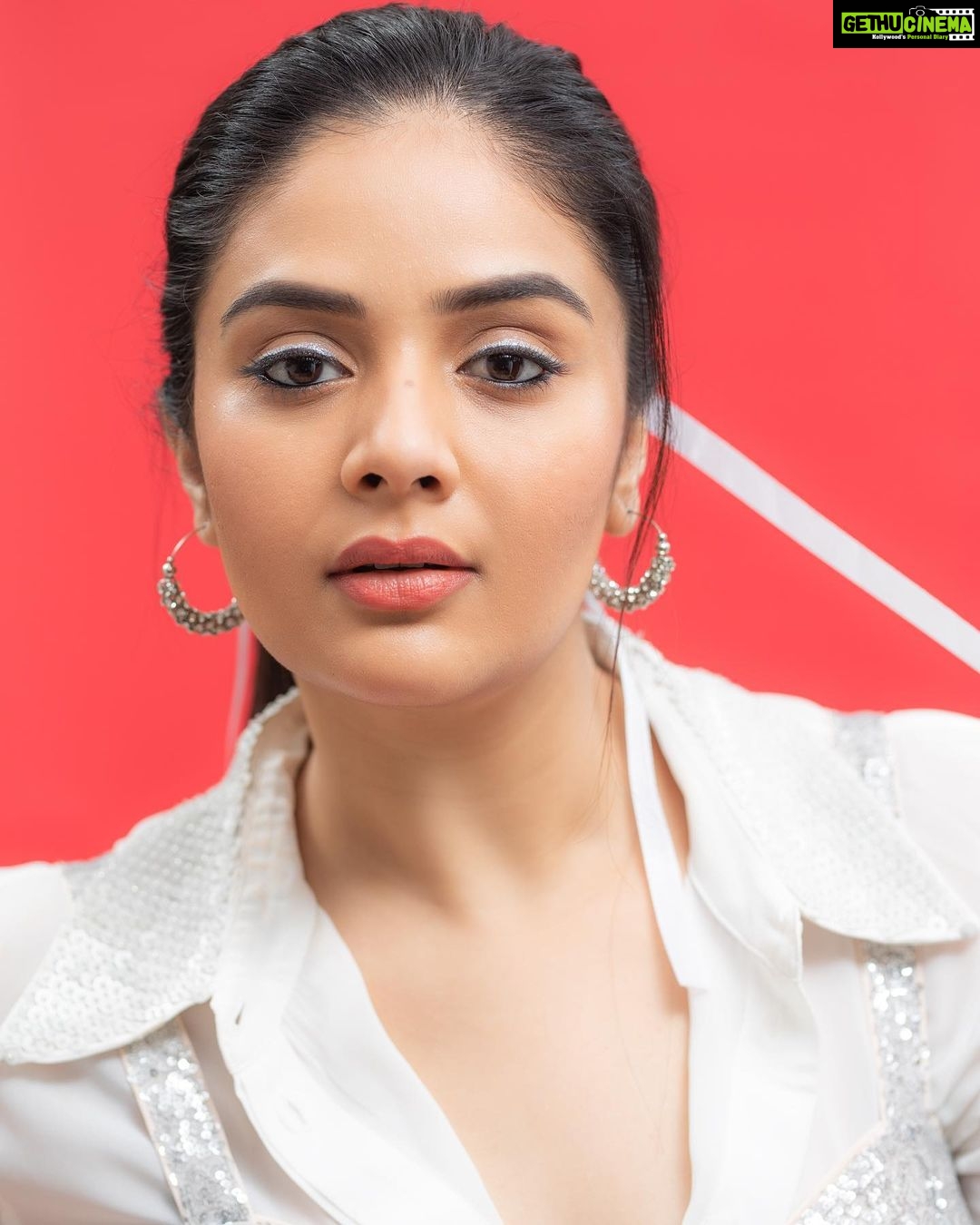 Sreemukhi Instagram - Dance ikon ✨ On @ahavideoin ✨ @oak_entertainments Styled by @greeshma_krishna.k PC @chinthuu_klicks Make up @nookesh.malla Hair - @mahi_brand_ #sreemukhi #danceikon #aha #oakentertainments #styledbygkk