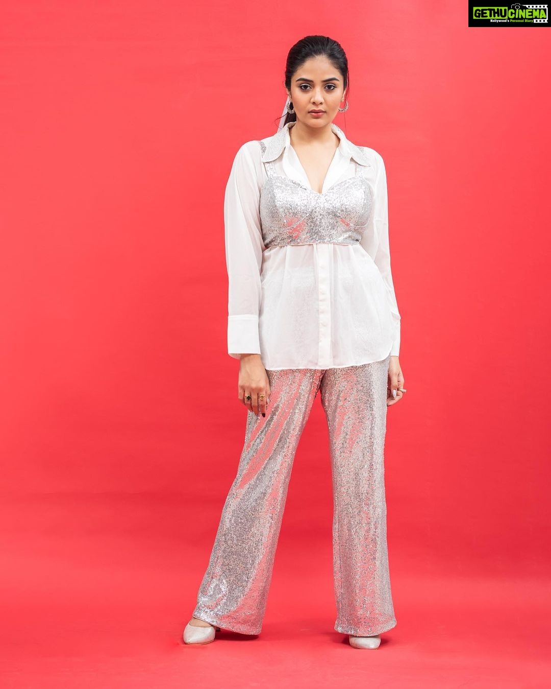 Sreemukhi Instagram - Dance ikon ✨ On @ahavideoin ✨ @oak_entertainments Styled by @greeshma_krishna.k PC @chinthuu_klicks Make up @nookesh.malla Hair - @mahi_brand_ #sreemukhi #danceikon #aha #oakentertainments #styledbygkk
