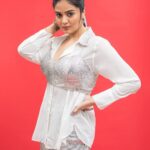 Sreemukhi Instagram - Dance ikon ✨ On @ahavideoin ✨ @oak_entertainments Styled by @greeshma_krishna.k PC @chinthuu_klicks Make up @nookesh.malla Hair - @mahi_brand_ #sreemukhi #danceikon #aha #oakentertainments #styledbygkk