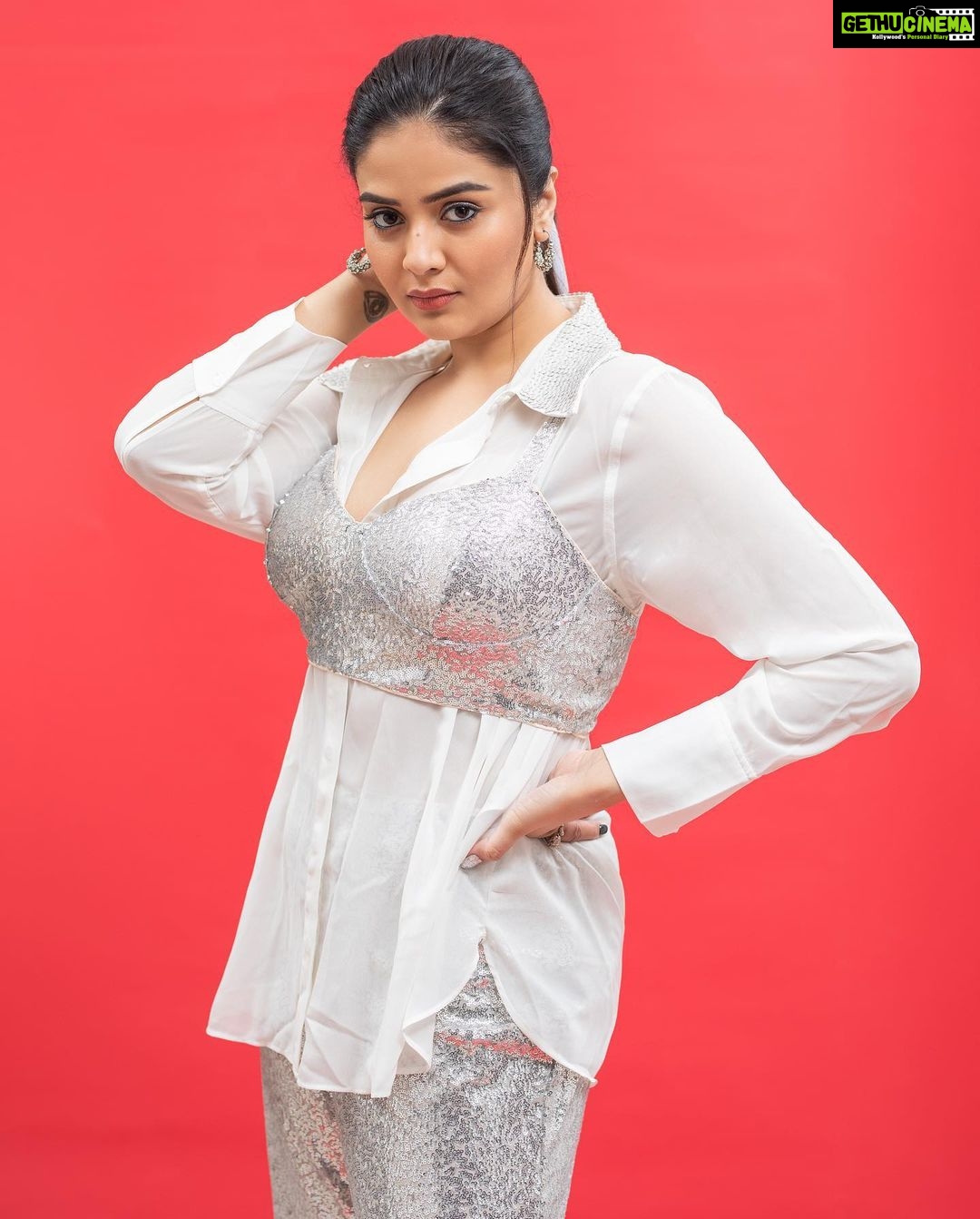 Sreemukhi Instagram - Dance ikon ✨ On @ahavideoin ✨ @oak_entertainments Styled by @greeshma_krishna.k PC @chinthuu_klicks Make up @nookesh.malla Hair - @mahi_brand_ #sreemukhi #danceikon #aha #oakentertainments #styledbygkk
