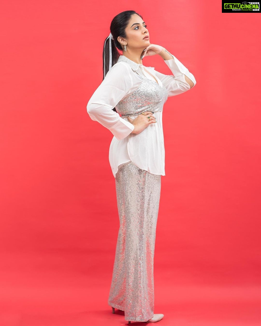 Sreemukhi Instagram - Dance ikon ✨ On @ahavideoin ✨ @oak_entertainments Styled by @greeshma_krishna.k PC @chinthuu_klicks Make up @nookesh.malla Hair - @mahi_brand_ #sreemukhi #danceikon #aha #oakentertainments #styledbygkk