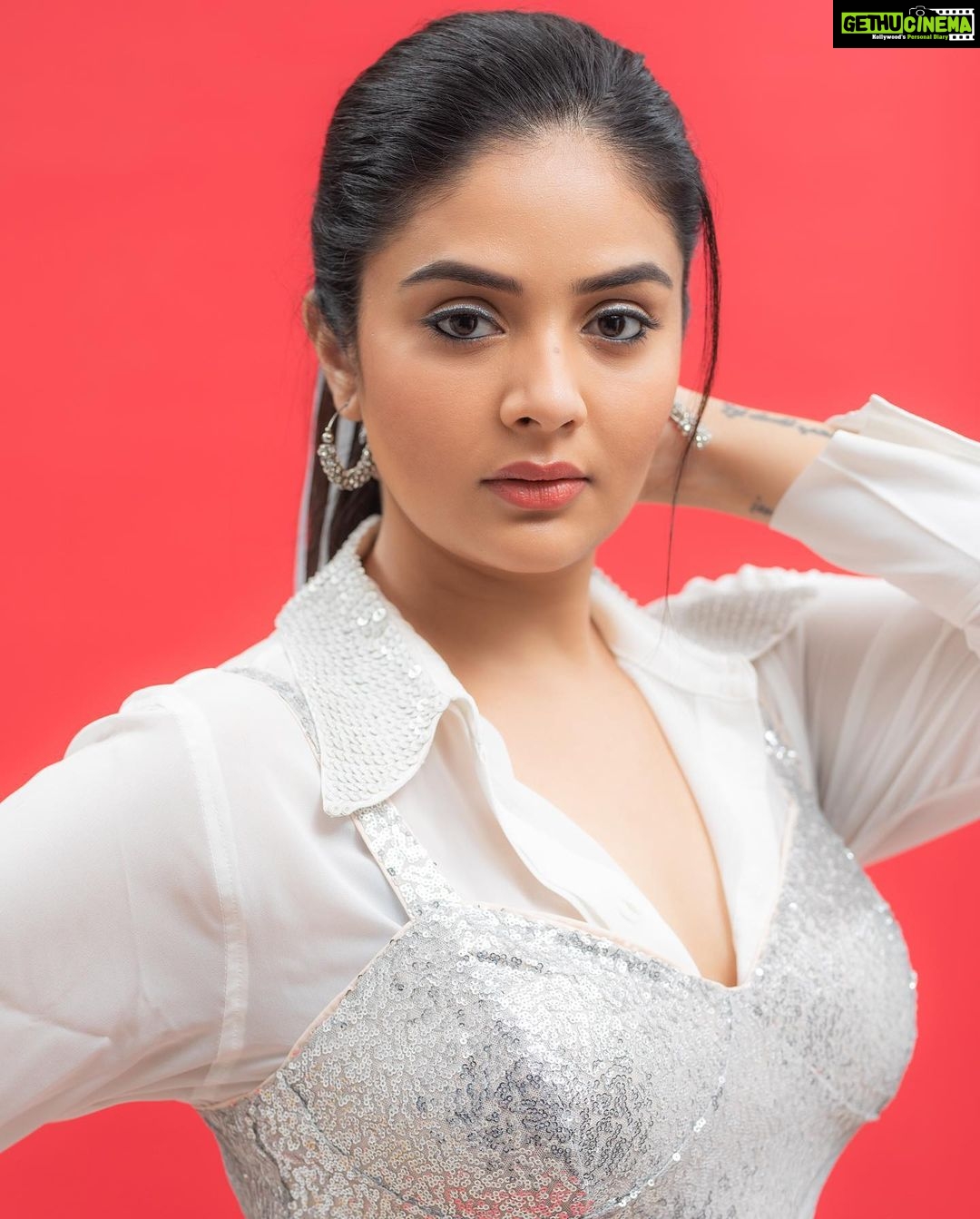 Sreemukhi Instagram - Dance ikon ✨ On @ahavideoin ✨ @oak_entertainments Styled by @greeshma_krishna.k PC @chinthuu_klicks Make up @nookesh.malla Hair - @mahi_brand_ #sreemukhi #danceikon #aha #oakentertainments #styledbygkk
