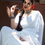 Sreemukhi Instagram - Gangubai is an emotion! ✨ Mr.&Mrs. On @etvtelugu2708 @gnapikaentertainments ✨ Styled by @greeshma_krishna.k Outfit @thefrillsandbows Jewellery @yuvi_collections PC @chinthuu_klicks Makeup @nookesh.malla Hair @mahi_brand_ #sreemukhi #mr.&mrs #etv #gnapikaentertainments #styledbygkk