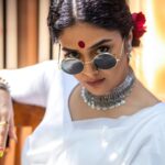 Sreemukhi Instagram - Gangubai is an emotion! ✨ Mr.&Mrs. On @etvtelugu2708 @gnapikaentertainments ✨ Styled by @greeshma_krishna.k Outfit @thefrillsandbows Jewellery @yuvi_collections PC @chinthuu_klicks Makeup @nookesh.malla Hair @mahi_brand_ #sreemukhi #mr.&mrs #etv #gnapikaentertainments #styledbygkk