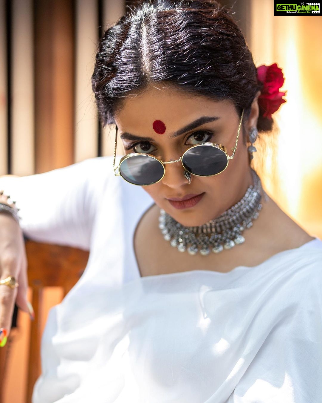 Sreemukhi Instagram - Gangubai is an emotion! ✨ Mr.&Mrs. On @etvtelugu2708 @gnapikaentertainments ✨ Styled by @greeshma_krishna.k Outfit @thefrillsandbows Jewellery @yuvi_collections PC @chinthuu_klicks Makeup @nookesh.malla Hair @mahi_brand_ #sreemukhi #mr.&mrs #etv #gnapikaentertainments #styledbygkk
