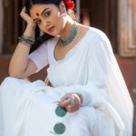 Sreemukhi Instagram - Gangubai is an emotion! ✨ Mr.&Mrs. On @etvtelugu2708 @gnapikaentertainments ✨ Styled by @greeshma_krishna.k Outfit @thefrillsandbows Jewellery @yuvi_collections PC @chinthuu_klicks Makeup @nookesh.malla Hair @mahi_brand_ #sreemukhi #mr.&mrs #etv #gnapikaentertainments #styledbygkk